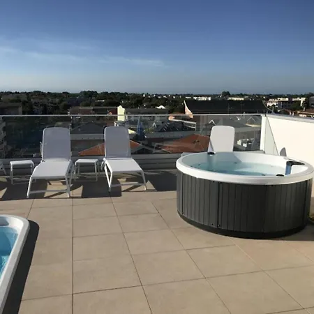 Stylish With Rooftop Pool Bibione