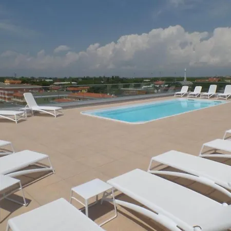 Stylish With Rooftop Pool *